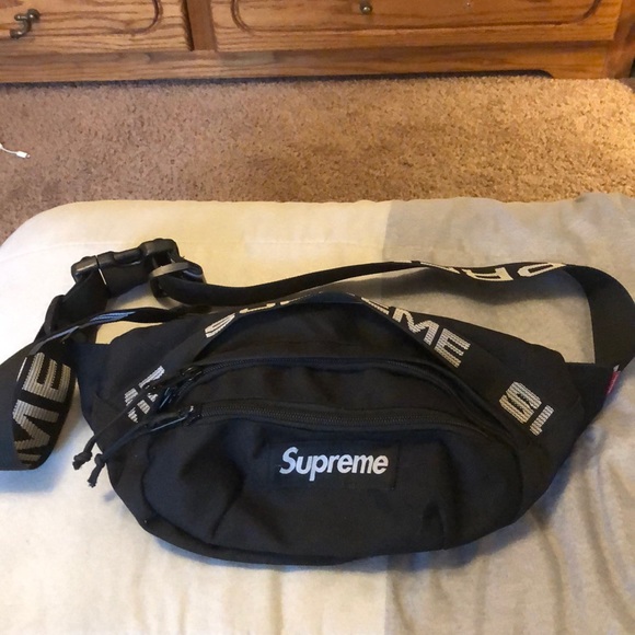 I am selling a black n white supreme fanny bag - Picture 1 of 1
